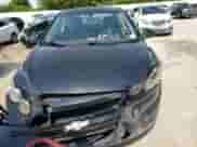 2015 Chevrolet Sonic LT z VIN 1G1JD5SB5F4125929, wystawiony jako Copart lot #55622854 z przebiegiem 163 561 mil mil oraz Szkoda całkowita • Salvage title. Historia ofert i sprzedaży dostępna na DreamBid. Obrazek 5.
