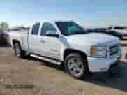 2013 Chevrolet Silverado 1500 LTZ z VIN 1GCRKTE7XDZ351847, wystawiony jako Copart lot #70548135 z przebiegiem 99 184 mil mil oraz Szkoda całkowita • Salvage title. Historia ofert i sprzedaży dostępna na DreamBid. Obrazek 4.