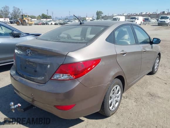 2013 Hyundai Accent GLS z VIN KMHCT4AE2DU317648, wystawiony jako IAAI lot #42934017 z przebiegiem 172 717 mil mil oraz . Historia ofert i sprzedaży dostępna na DreamBid. Obrazek 4.