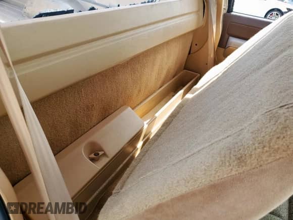 1988 Chevrolet Silverado 1500 с VIN 1GCDC14H5JZ284527, выставлен на аукционе Copart как лот 57114735 с пробегом 86 174 миль миль и Списание • Salvage title. История ставок и продаж доступна на DreamBid. Изображение 10.