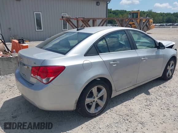 2015 Chevrolet Cruze LT z VIN 1G1PE5SB4F7127841, wystawiony jako IAAI lot #42944435 z przebiegiem 112 453 mil mil oraz . Historia ofert i sprzedaży dostępna na DreamBid. Obrazek 4.