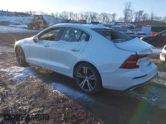 2022 Volvo S60 Inscription z VIN 7JRL12TL8NG162261, wystawiony jako IAAI lot #41417503 z przebiegiem 16 199 mil mil oraz . Historia ofert i sprzedaży dostępna na DreamBid. Obrazek 3.