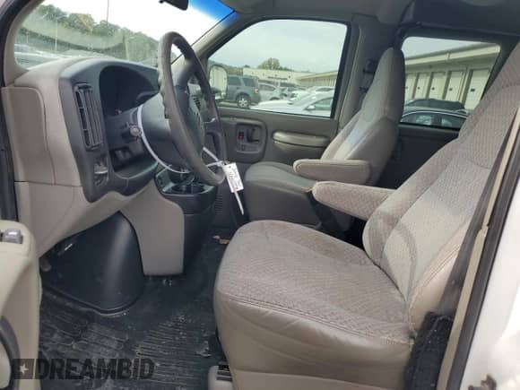 2001 Chevrolet Express с VIN 1GAHG39R811162111, выставлен на аукционе Copart как лот 76239644 с пробегом 141 929 миль миль и Списание • Salvage title. История ставок и продаж доступна на DreamBid. Изображение 7.