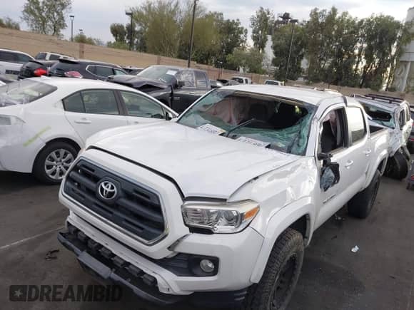 2017 Toyota Tacoma SR5 z VIN 5TFAX5GN7HX085615, wystawiony jako IAAI lot #43270029 z przebiegiem 99 951 mil mil oraz . Historia ofert i sprzedaży dostępna na DreamBid. Obrazek 6.