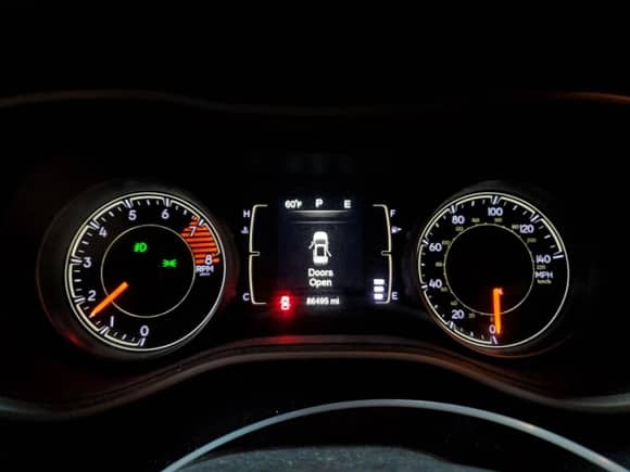 2016 Jeep Cherokee Latitude z VIN 1C4PJMCS3GW253806, wystawiony jako Copart lot #82377415 z przebiegiem 86 495 mil mil oraz Czysty tytuł • Clean title. Historia ofert i sprzedaży dostępna na DreamBid. Obrazek 9.