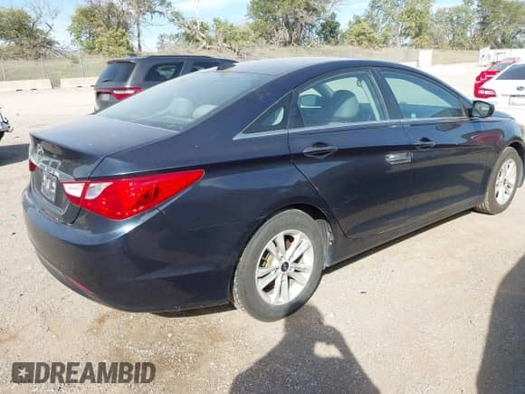 2013 Hyundai Sonata GLS z VIN 5NPEB4AC2DH769012, wystawiony jako IAAI lot #43358401 z przebiegiem 133 123 mil mil oraz . Historia ofert i sprzedaży dostępna na DreamBid. Obrazek 4.