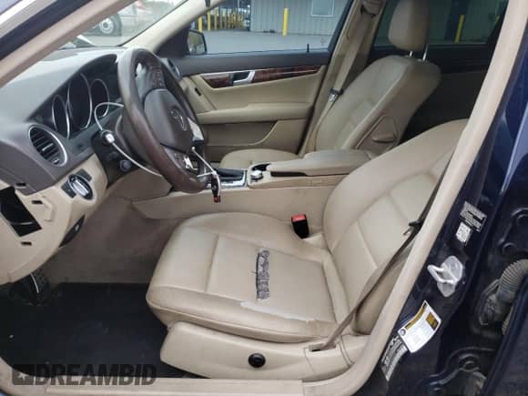 2014 Mercedes-Benz C 250 Sport z VIN WDDGF4HB1EA966388, wystawiony jako Copart lot #87310955 z przebiegiem 85 014 mil mil oraz Czysty tytuł • Clean title. Historia ofert i sprzedaży dostępna na DreamBid. Obrazek 7.
