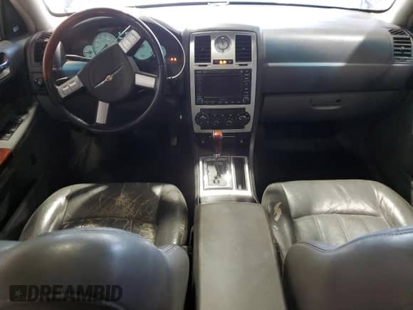 2005 Chrysler 300 C с VIN 2C3AA63HX5H608038, выставлен на аукционе Copart как лот 60085345 с пробегом 178 246 миль миль и Чистый • Clean title. История ставок и продаж доступна на DreamBid. Изображение 8.