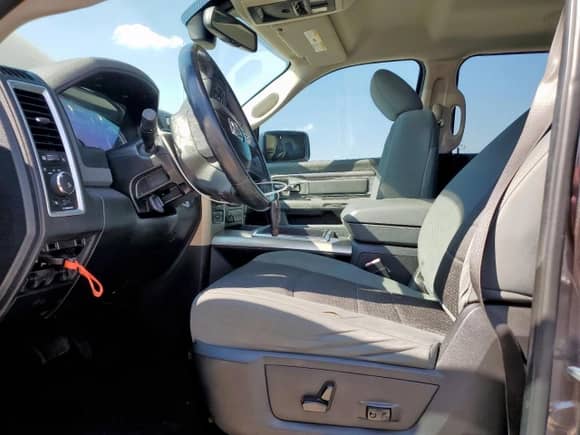 2014 Ram 1500 Big Horn z VIN 1C6RR7LM7ES302764, wystawiony jako Copart lot #86270645 z przebiegiem Nie podano mil oraz Czysty tytuł • Clean title. Historia ofert i sprzedaży dostępna na DreamBid. Obrazek 7.