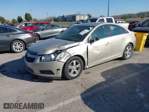 2014 Chevrolet Cruze 1LT z VIN 1G1PC5SB5E7341841, wystawiony jako IAAI lot #43574877 z przebiegiem 113 006 mil mil oraz . Historia ofert i sprzedaży dostępna na DreamBid. Obrazek 2.