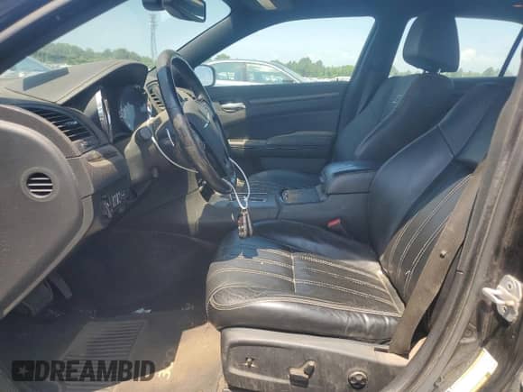 2012 Chrysler 300 S z VIN 2C3CCAJT6CH238376, wystawiony jako Copart lot #63199835 z przebiegiem 203 654 mil mil oraz Czysty tytuł • Clean title. Historia ofert i sprzedaży dostępna na DreamBid. Obrazek 7.