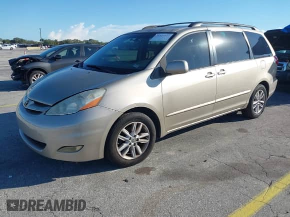 2008 Toyota Sienna XLE z VIN 5TDZK22C18S141253, wystawiony jako IAAI lot #43527112 z przebiegiem 208 796 mil mil oraz . Historia ofert i sprzedaży dostępna na DreamBid. Obrazek 2.