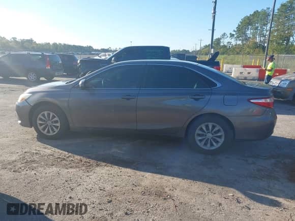 2015 Toyota Camry SE z VIN 4T1BF1FKXFU498713, wystawiony jako IAAI lot #43491138 z przebiegiem 211 840 mil mil oraz . Historia ofert i sprzedaży dostępna na DreamBid. Obrazek 14.