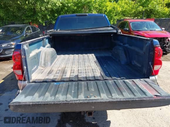2000 Chevrolet Silverado 1500 with VIN 1GCEC14TXYE381197, listed as a IAAI auction lot 42275123 with 114,188 mi miles and . Bid and sale history available at DreamBid. Image 18.