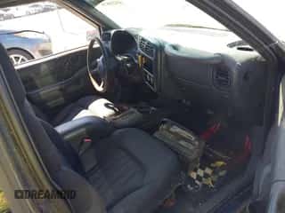 2001 Chevrolet S-10 LS z VIN 1GCCS19W618136463, wystawiony jako IAAI lot #43234675 z przebiegiem 125 096 mil mil oraz . Historia ofert i sprzedaży dostępna na DreamBid. Obrazek 5.