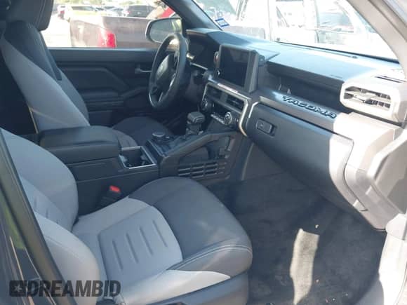 2024 Toyota Tacoma SR5 с VIN 3TMLB5JN2RM029122, выставлен на аукционе IAAI как лот 42542750 с пробегом 6 174 миль миль и . История ставок и продаж доступна на DreamBid. Изображение 5.
