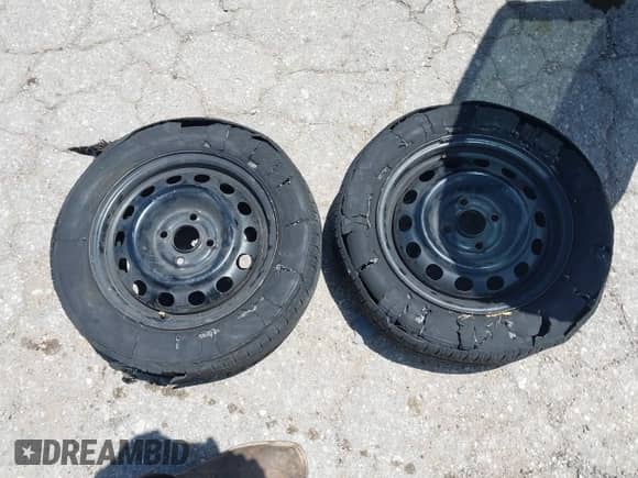 2001 Honda Civic z VIN 1HGEN26471L000172, wystawiony jako IAAI lot #42449104 z przebiegiem 209 151 mil mil oraz . Historia ofert i sprzedaży dostępna na DreamBid. Obrazek 12.