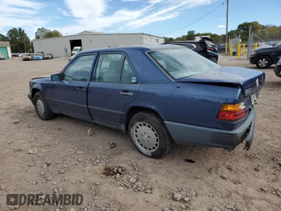 1986 Mercedes-Benz 300 E z VIN WDBEA30D4GA160943, wystawiony jako Copart lot #74997584 z przebiegiem 81 982 mil mil oraz Szkoda całkowita • Salvage title. Historia ofert i sprzedaży dostępna na DreamBid. Obrazek 2.