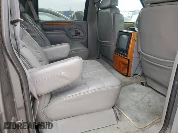1999 Chevrolet Suburban с VIN 1GBEC16R0XJ434453, выставлен на аукционе Copart как лот 54711725 с пробегом 179 597 миль миль и Чистый • Clean title. История ставок и продаж доступна на DreamBid. Изображение 11.