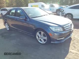 2011 Mercedes-Benz C 300 Sport z VIN WDDGF5EB2BA529568, wystawiony jako IAAI lot #43266123 z przebiegiem 144 830 mil mil oraz . Historia ofert i sprzedaży dostępna na DreamBid. Obrazek 1.