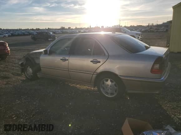 2000 Mercedes-Benz C 230/260/280/320 z VIN WDBHA29GXYA856258, wystawiony jako Copart lot #80350404 z przebiegiem 245 687 mil mil oraz Szkoda całkowita • Salvage title. Historia ofert i sprzedaży dostępna na DreamBid. Obrazek 2.