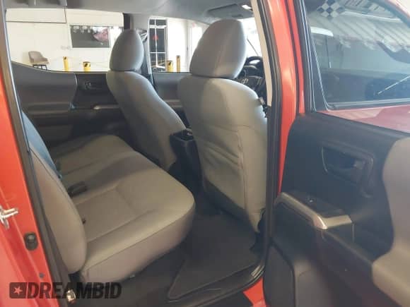 2017 Toyota Tacoma SR5 z VIN 3TMAZ5CN4HM037804, wystawiony jako IAAI lot #43407058 z przebiegiem 119 886 mil mil oraz . Historia ofert i sprzedaży dostępna na DreamBid. Obrazek 8.