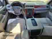 2013 Chevrolet Tahoe LT z VIN 1GNSCBE08DR272986, wystawiony jako Copart lot #80329945 z przebiegiem 196 636 mil mil oraz Szkoda całkowita • Salvage title. Historia ofert i sprzedaży dostępna na DreamBid. Obrazek 8.