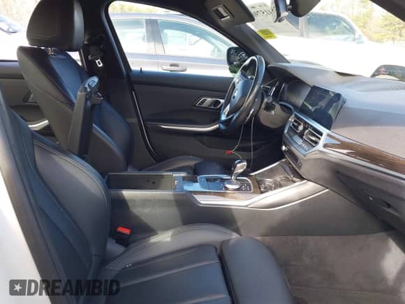 2022 BMW 3 Series 330i z VIN WBA5R1C01NFM20381, wystawiony jako IAAI lot #41579020 z przebiegiem 37 874 mil mil oraz . Historia ofert i sprzedaży dostępna na DreamBid. Obrazek 5.