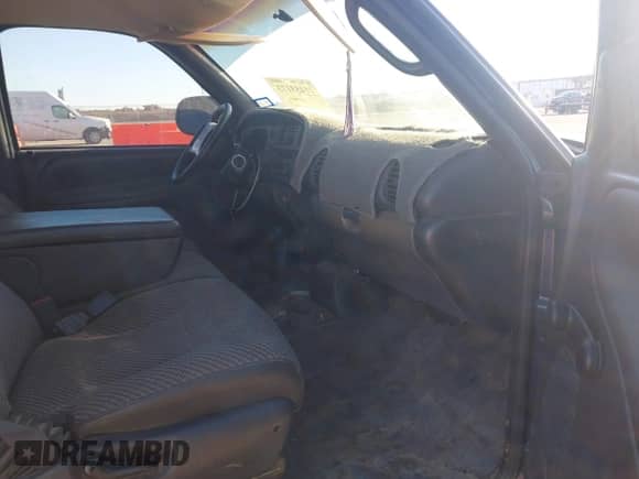 2000 Dodge 1500 z VIN 3B7HC12Y6YG149085, wystawiony jako IAAI lot #41453173 z przebiegiem 150 218 mil mil oraz . Historia ofert i sprzedaży dostępna na DreamBid. Obrazek 5.