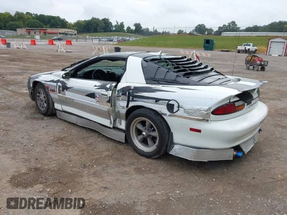 1997 Chevrolet Camaro Z28 z VIN 2G1FP22P1V2106094, wystawiony jako IAAI lot #43145210 z przebiegiem 137 144 mil mil oraz . Historia ofert i sprzedaży dostępna na DreamBid. Obrazek 3.