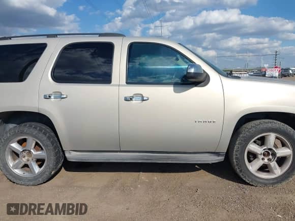 2010 Chevrolet Tahoe Commercial z VIN 1GNUKAE08AR131627, wystawiony jako IAAI lot #43293372 z przebiegiem 332 638 mil mil oraz . Historia ofert i sprzedaży dostępna na DreamBid. Obrazek 13.
