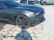 2018 Chevrolet Camaro 2SS z VIN 1G1FH1R78J0108224, wystawiony jako IAAI lot #43204029 z przebiegiem 28 372 mil mil oraz . Historia ofert i sprzedaży dostępna na DreamBid. Obrazek 6.