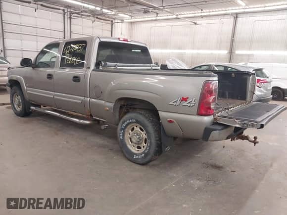 2003 Chevrolet Silverado 1500HD LS z VIN 1GCGK13U43F215122, wystawiony jako IAAI lot #42277237 z przebiegiem Nie podano mil oraz . Historia ofert i sprzedaży dostępna na DreamBid. Obrazek 3.