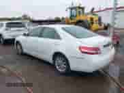 2011 Toyota Camry LE z VIN 4T4BF3EK7BR121804, wystawiony jako IAAI lot #43501491 z przebiegiem 82 376 mil mil oraz . Historia ofert i sprzedaży dostępna na DreamBid. Obrazek 3.