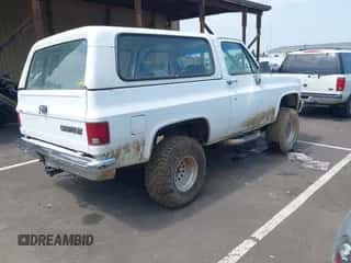 1988 Chevrolet Blazer z VIN 1GNEV18K6JF164622, wystawiony jako IAAI lot #42123940 z przebiegiem 40 847 mil mil oraz . Historia ofert i sprzedaży dostępna na DreamBid. Obrazek 4.