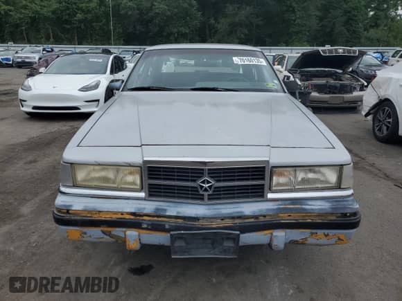 1989 Dodge Dynasty z VIN 1B3BC4634KD442902, wystawiony jako Copart lot #70160135 z przebiegiem 63 120 mil mil oraz Czysty tytuł • Clean title. Historia ofert i sprzedaży dostępna na DreamBid. Obrazek 5.
