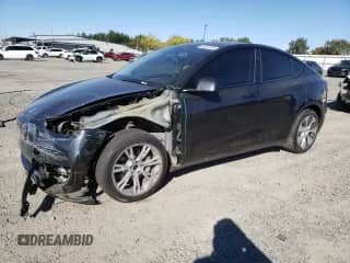 2024 Tesla Model Y Long Range with VIN 7SAYGDEE6RF054205, listed as a Copart auction lot 85551495 with 21,837 mi miles and Salvage title. Bid and sale history available at DreamBid. Image 1.