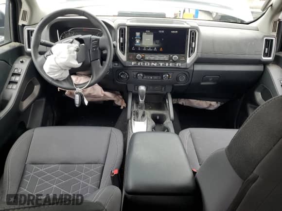 2025 Nissan Frontier SV z VIN 1N6ED1FK4SN612861, wystawiony jako Copart lot #55233235 z przebiegiem 5 001 mil mil oraz Szkoda całkowita • Salvage title. Historia ofert i sprzedaży dostępna na DreamBid. Obrazek 8.