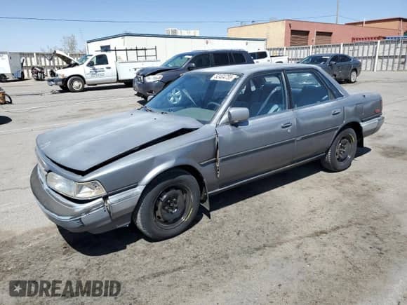 1988 Toyota Camry LE z VIN JT2SV22E9J0199686, wystawiony jako Copart lot #52404755 z przebiegiem 128 765 mil mil oraz Szkoda całkowita • Salvage title. Historia ofert i sprzedaży dostępna na DreamBid. Obrazek 1.