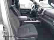 2025 Ram 1500 Lone Star z VIN 1C6RRFFG1SN537641, wystawiony jako IAAI lot #41563794 z przebiegiem 11 488 mil mil oraz . Historia ofert i sprzedaży dostępna na DreamBid. Obrazek 5.