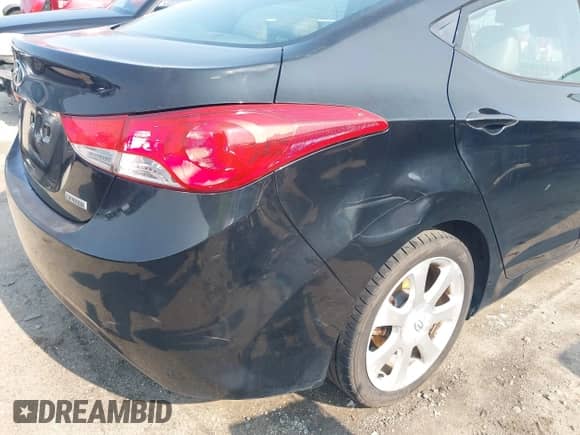 2013 Hyundai Elantra GLS z VIN KMHDH4AEXDU656597, wystawiony jako IAAI lot #42389315 z przebiegiem 173 093 mil mil oraz . Historia ofert i sprzedaży dostępna na DreamBid. Obrazek 17.