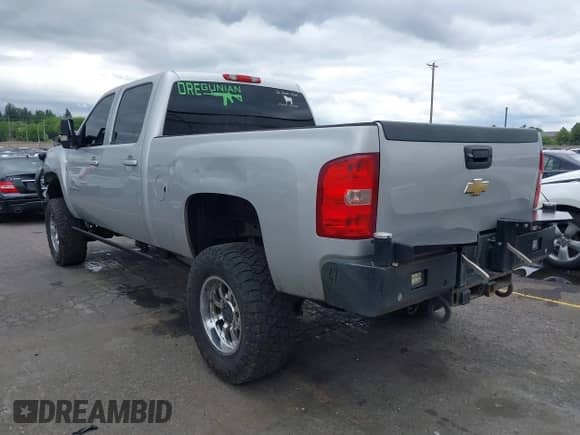 2011 Chevrolet Silverado 2500HD LTZ z VIN 1GC1KYC82BF178510, wystawiony jako IAAI lot #42248731 z przebiegiem 292 024 mil mil oraz . Historia ofert i sprzedaży dostępna na DreamBid. Obrazek 3.