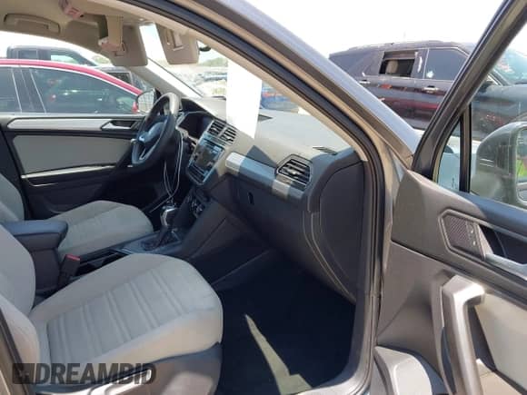 2022 Volkswagen Tiguan S z VIN 3VV1B7AX2NM005158, wystawiony jako IAAI lot #42512832 z przebiegiem 49 491 mil mil oraz . Historia ofert i sprzedaży dostępna na DreamBid. Obrazek 5.