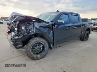 2024 Chevrolet Silverado 1500 LT z VIN 3GCPACEK0RG227088, wystawiony jako Copart lot #63574145 z przebiegiem 49 765 mil mil oraz Szkoda całkowita • Salvage title. Historia ofert i sprzedaży dostępna na DreamBid. Obrazek 1.