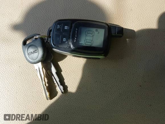 2007 GMC Sierra 1500 SLE2 z VIN 2GTEC13J171582910, wystawiony jako IAAI lot #43389506 z przebiegiem 176 962 mil mil oraz . Historia ofert i sprzedaży dostępna na DreamBid. Obrazek 11.