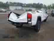 2018 Toyota Tacoma SR5 z VIN 5TFSZ5AN9JX161137, wystawiony jako IAAI lot #42857176 z przebiegiem Nie podano mil oraz . Historia ofert i sprzedaży dostępna na DreamBid. Obrazek 4.