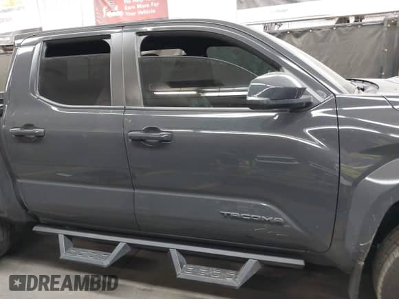 2024 Toyota Tacoma SR5 z VIN 3TMLB5JN7RM065128, wystawiony jako IAAI lot #42327526 z przebiegiem 8 385 mil mil oraz . Historia ofert i sprzedaży dostępna na DreamBid. Obrazek 13.