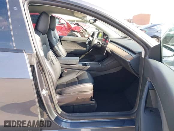 2022 Tesla Model Y Long Range z VIN 7SAYGAEE7NF389319, wystawiony jako IAAI lot #42492523 z przebiegiem Nie podano mil oraz . Historia ofert i sprzedaży dostępna na DreamBid. Obrazek 5.