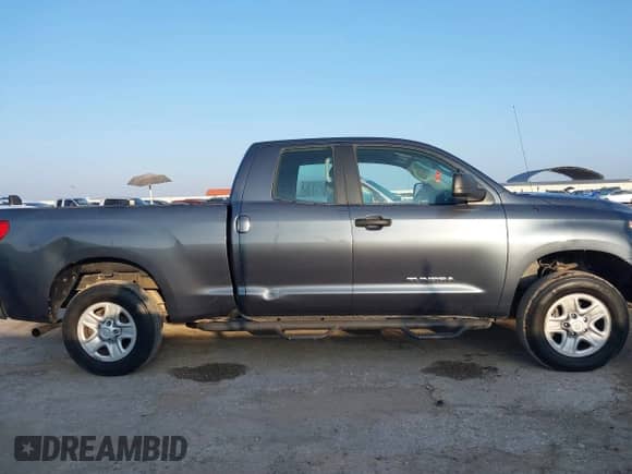 2010 Toyota Tundra z VIN 5TFRM5F14AX011634, wystawiony jako IAAI lot #43549744 z przebiegiem 213 171 mil mil oraz . Historia ofert i sprzedaży dostępna na DreamBid. Obrazek 13.