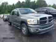 2007 Dodge 1500 SLT z VIN 3D7KR19D57G736423, wystawiony jako IAAI lot #42145607 z przebiegiem 298 274 mil mil oraz . Historia ofert i sprzedaży dostępna na DreamBid. Obrazek 1.